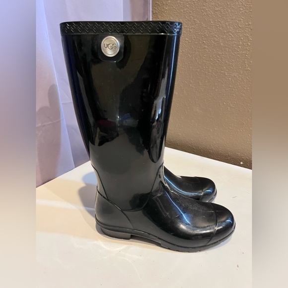 Ugg sold out Shaye rain boots no stains or no damage - Picture 4 of 4